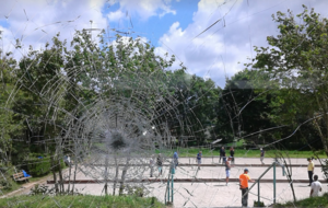 Un carreau raté dans la vitre du local pétanque...