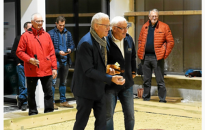 Les joueurs de pétanque à l'abri