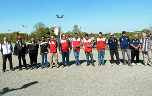 Les finalistes des deux compétitions, en compagnie des arbitres, du président de comité départemental, Joël Larreur, et des coprésidents du club organisateur, Jean-Louis Cabioch et Pierre Pochon.