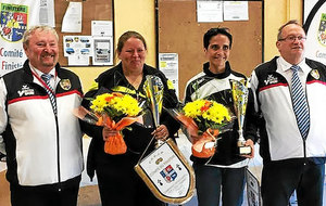 Élodie Roudaut (deuxième à gauche) a désormais le championnat de France en ligne de mire (photo Kerhorre pétanque).
