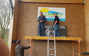 Le panneau publicitaire du garage RENAULT Guilers est posé ...