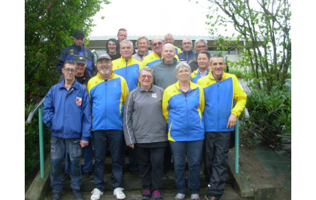Belle victoire sous un déluge de pluie sur un boulodrome découvert...
