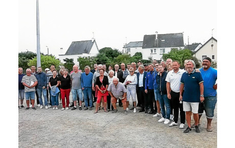 Les gentlemen de la pétanque en tournoi...