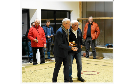 Les joueurs de pétanque à l'abri